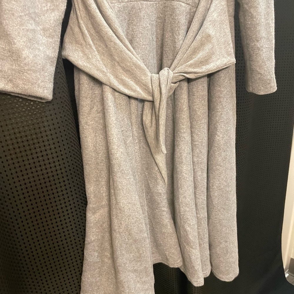 Sophisticated Gray Trench Coat with Wool-Like Texture - Picture 3 of 10
